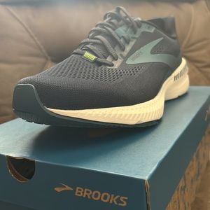 BROOKS Launch GTS8 Brand new in box!